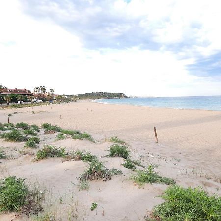 Appartamento Cosy House With Garden Infront Of The Sea Creixell Esterno foto