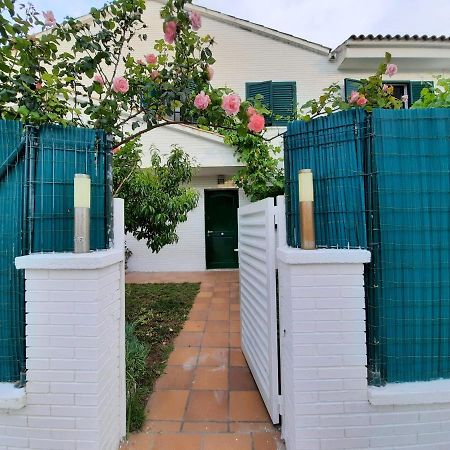 Appartamento Cosy House With Garden Infront Of The Sea Creixell Esterno foto