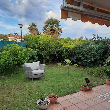 Appartamento Cosy House With Garden Infront Of The Sea Creixell Esterno foto