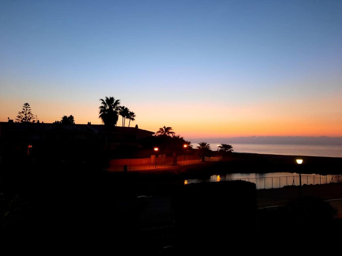 Appartamento Cosy House With Garden Infront Of The Sea Creixell Esterno foto