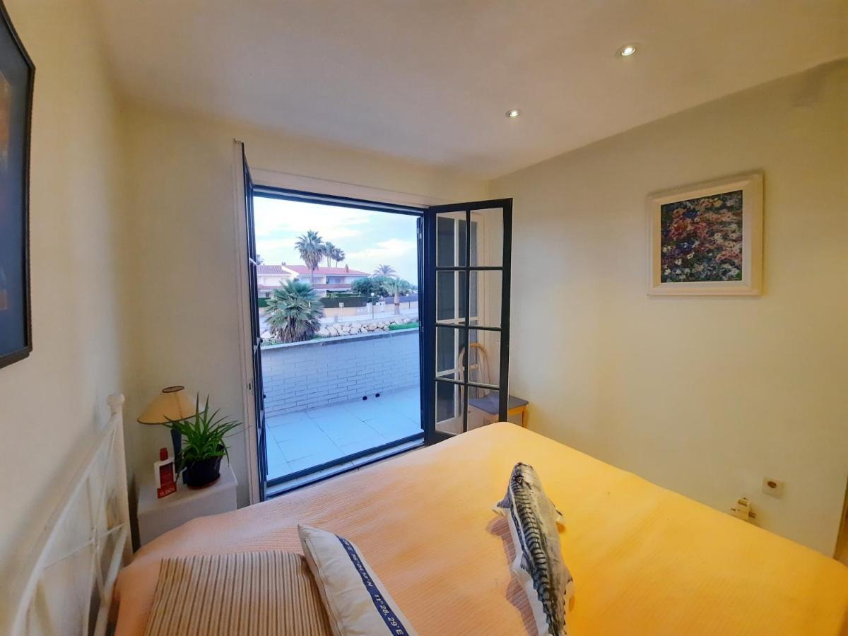 Appartamento Cosy House With Garden Infront Of The Sea Creixell Esterno foto