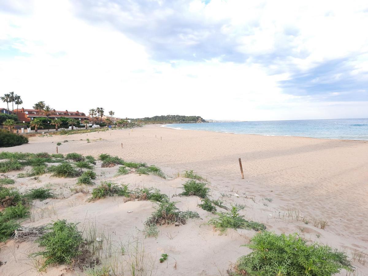 Appartamento Cosy House With Garden Infront Of The Sea Creixell Esterno foto