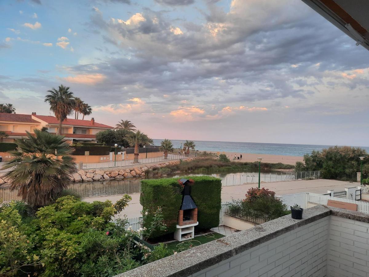 Appartamento Cosy House With Garden Infront Of The Sea Creixell Esterno foto