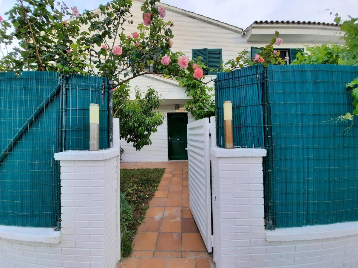 Appartamento Cosy House With Garden Infront Of The Sea Creixell Esterno foto