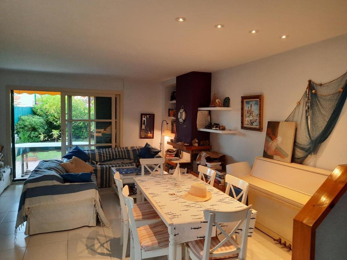 Appartamento Cosy House With Garden Infront Of The Sea Creixell Esterno foto
