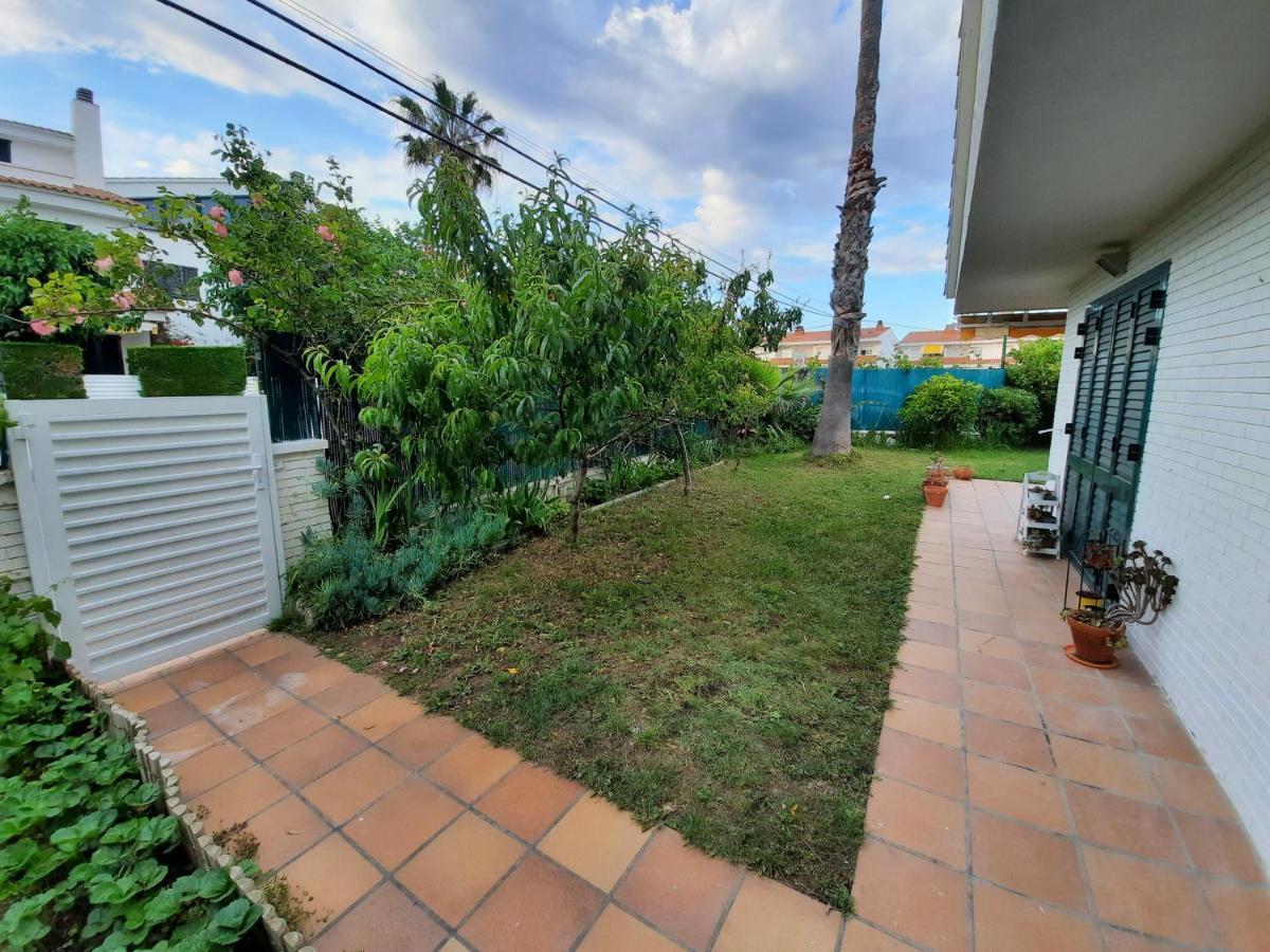 Appartamento Cosy House With Garden Infront Of The Sea Creixell Esterno foto