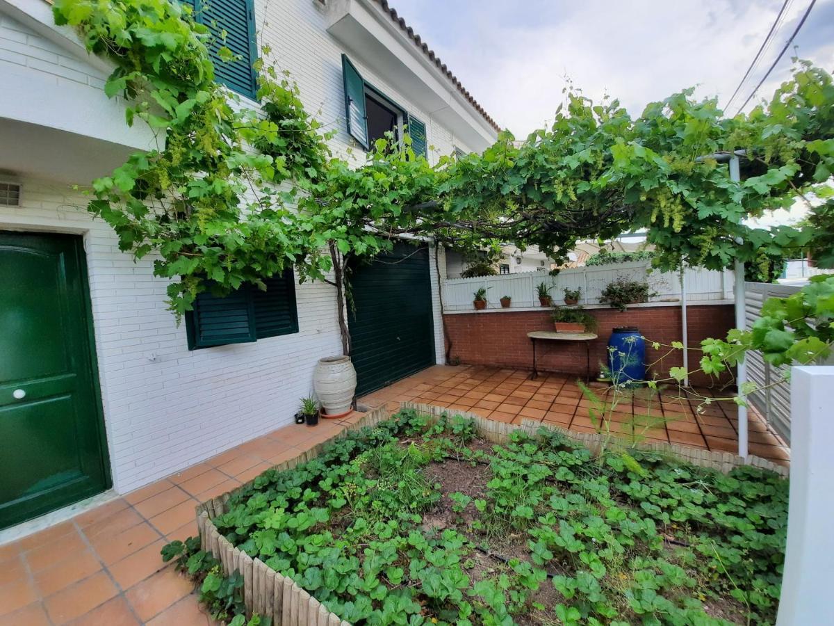 Appartamento Cosy House With Garden Infront Of The Sea Creixell Esterno foto