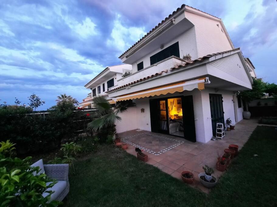 Appartamento Cosy House With Garden Infront Of The Sea Creixell Esterno foto