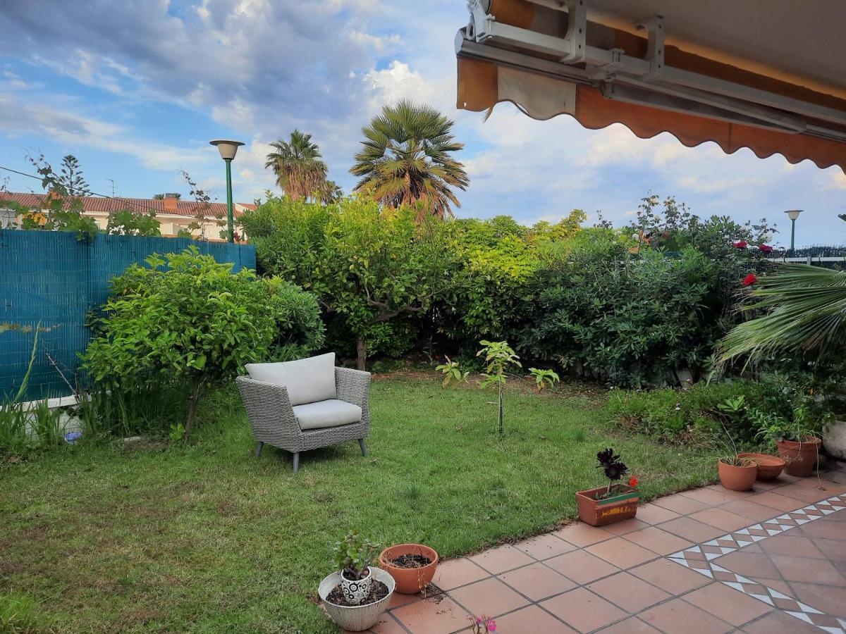 Appartamento Cosy House With Garden Infront Of The Sea Creixell Esterno foto